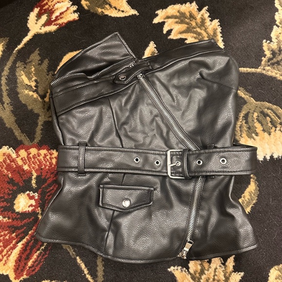 Zara ASYMMETRIC FAUX LEATHER
BLACK BUCKLE TOP - Picture 5 of 7